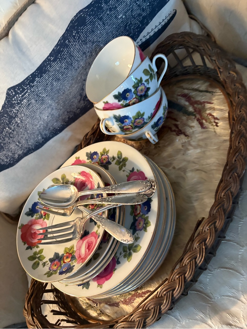 Vintage tea set . 4 cups and Saucers 6 salad plates . Made in England.